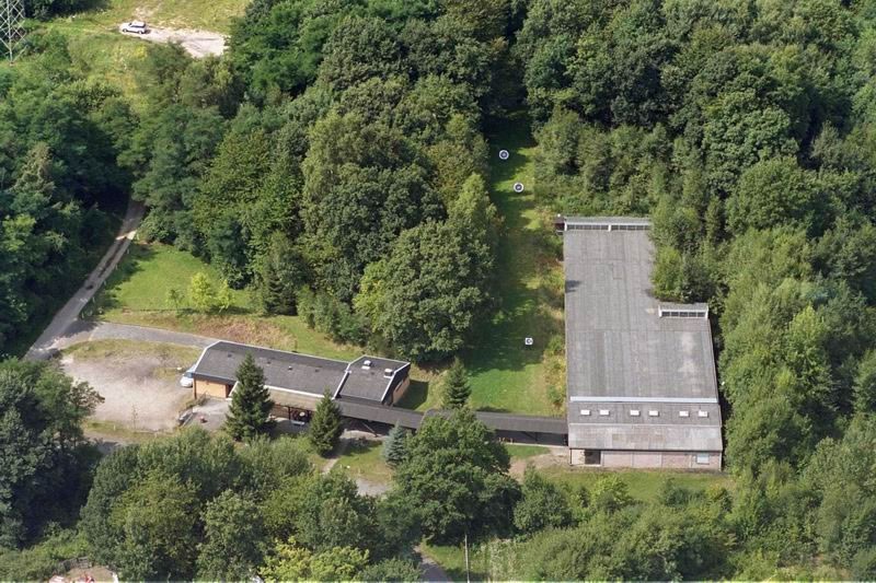 Das Vereinsgelände mit Schützenhaus inmitten von Bäumen